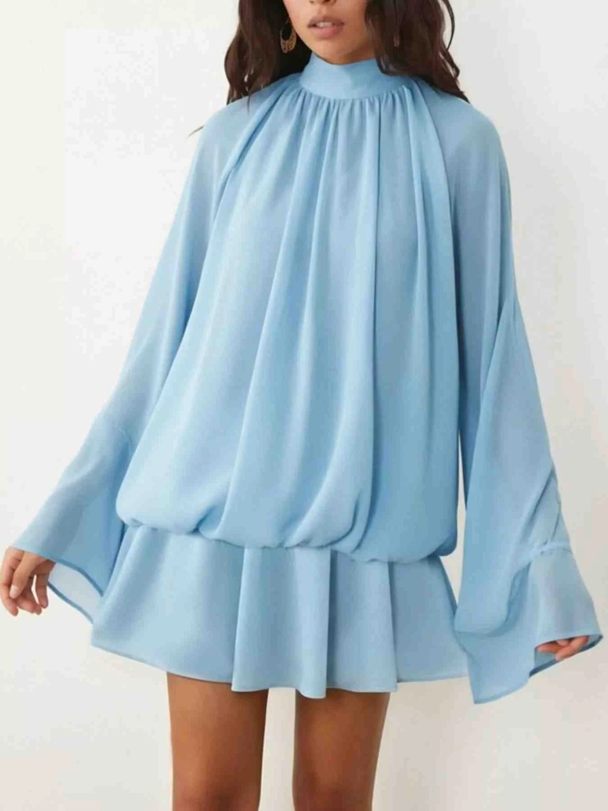 Vestido Mini com Mangas Boca de Sino e Laço Atrás
