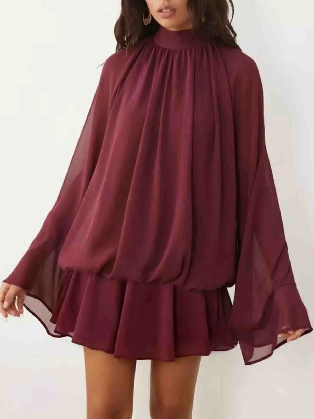 Vestido Mini com Mangas Boca de Sino e Laço Atrás
