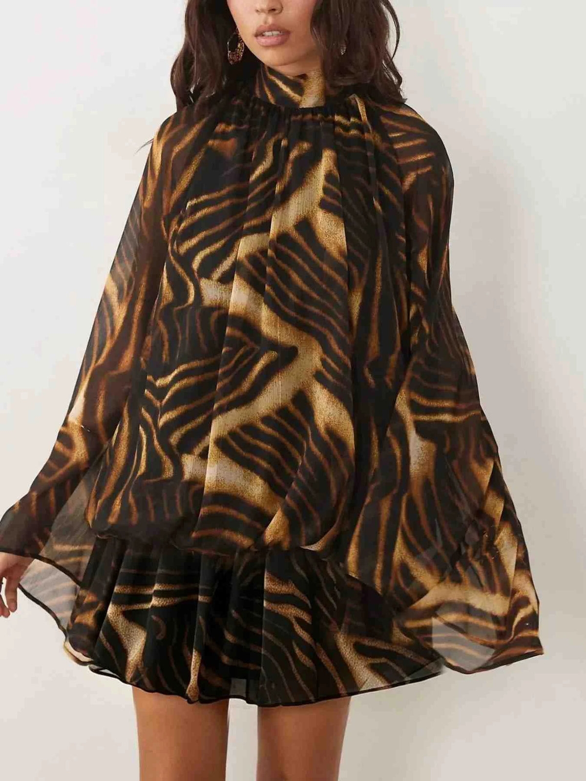 Vestido Mini com Mangas Boca de Sino e Laço Atrás