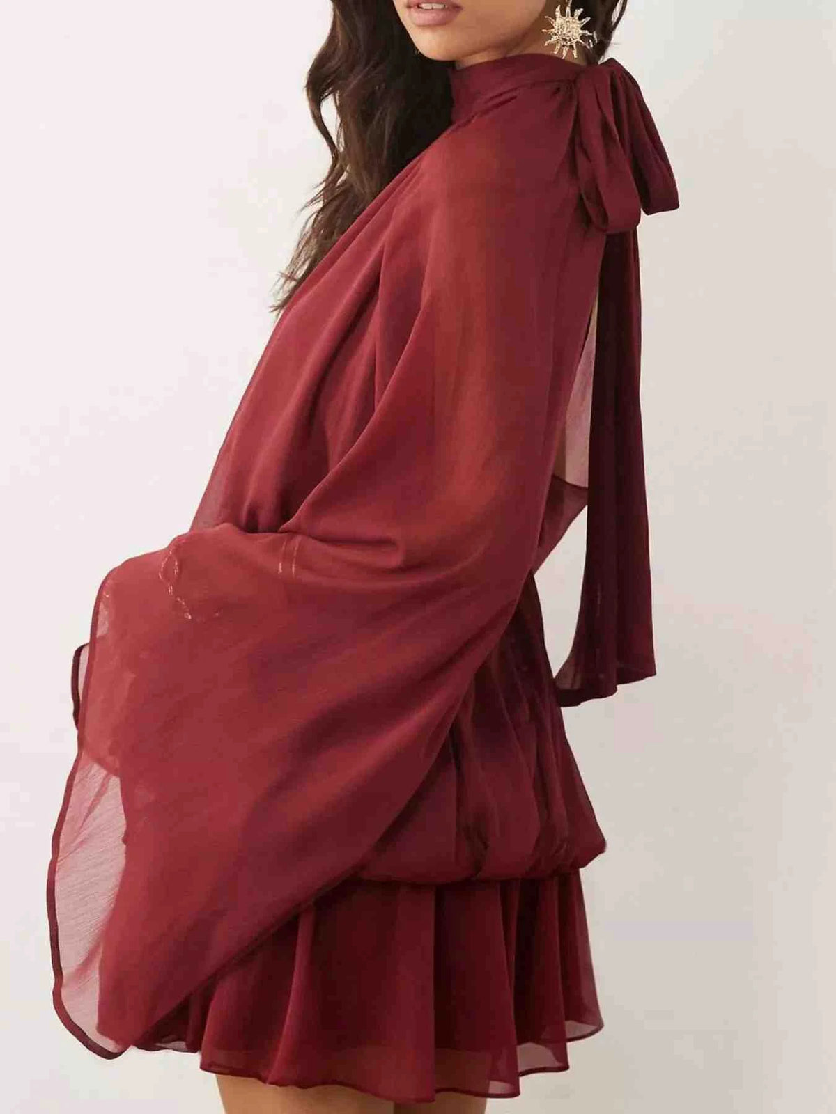 Vestido Mini com Mangas Boca de Sino e Laço Atrás