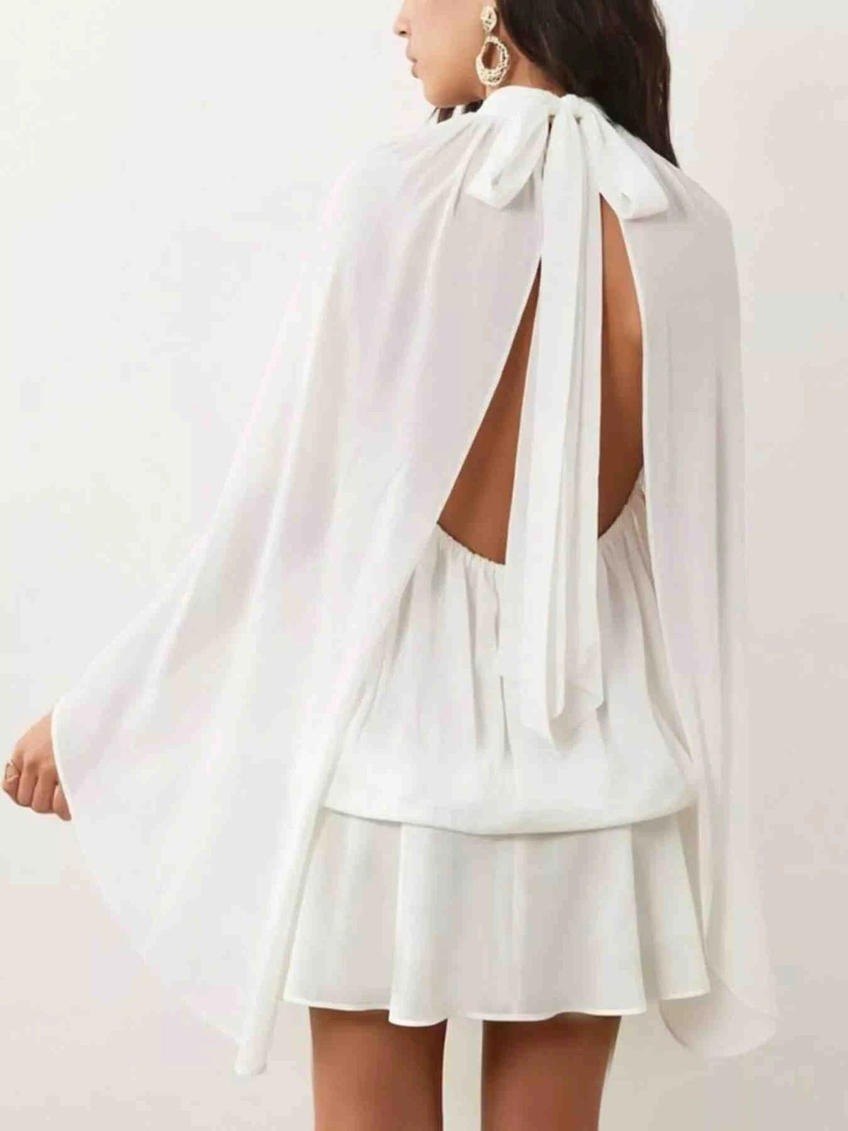Vestido Mini com Mangas Boca de Sino e Laço Atrás