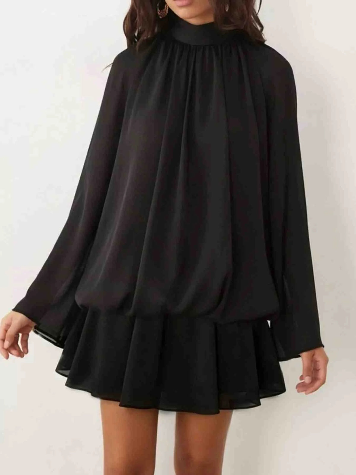 Vestido Mini com Mangas Boca de Sino e Laço Atrás