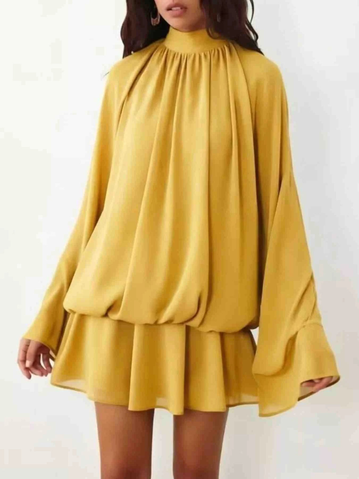 Vestido Mini com Mangas Boca de Sino e Laço Atrás