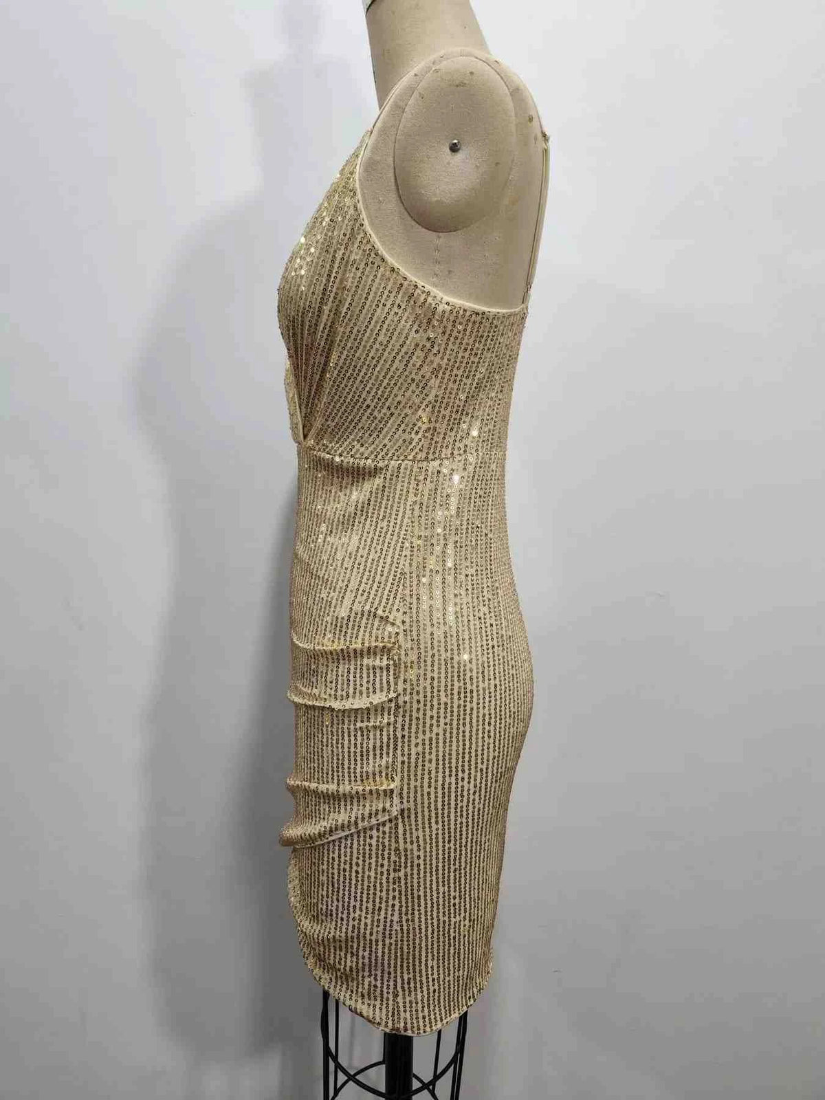 Vestido Mini Justo com Lantejoulas e Decote em V