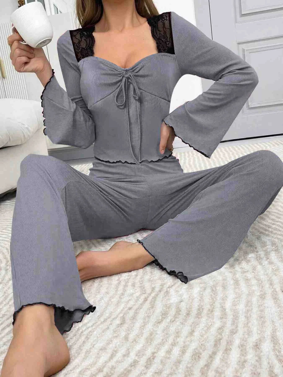 Conjunto Descontraído com Top de Renda e Mangas Boca de Sino