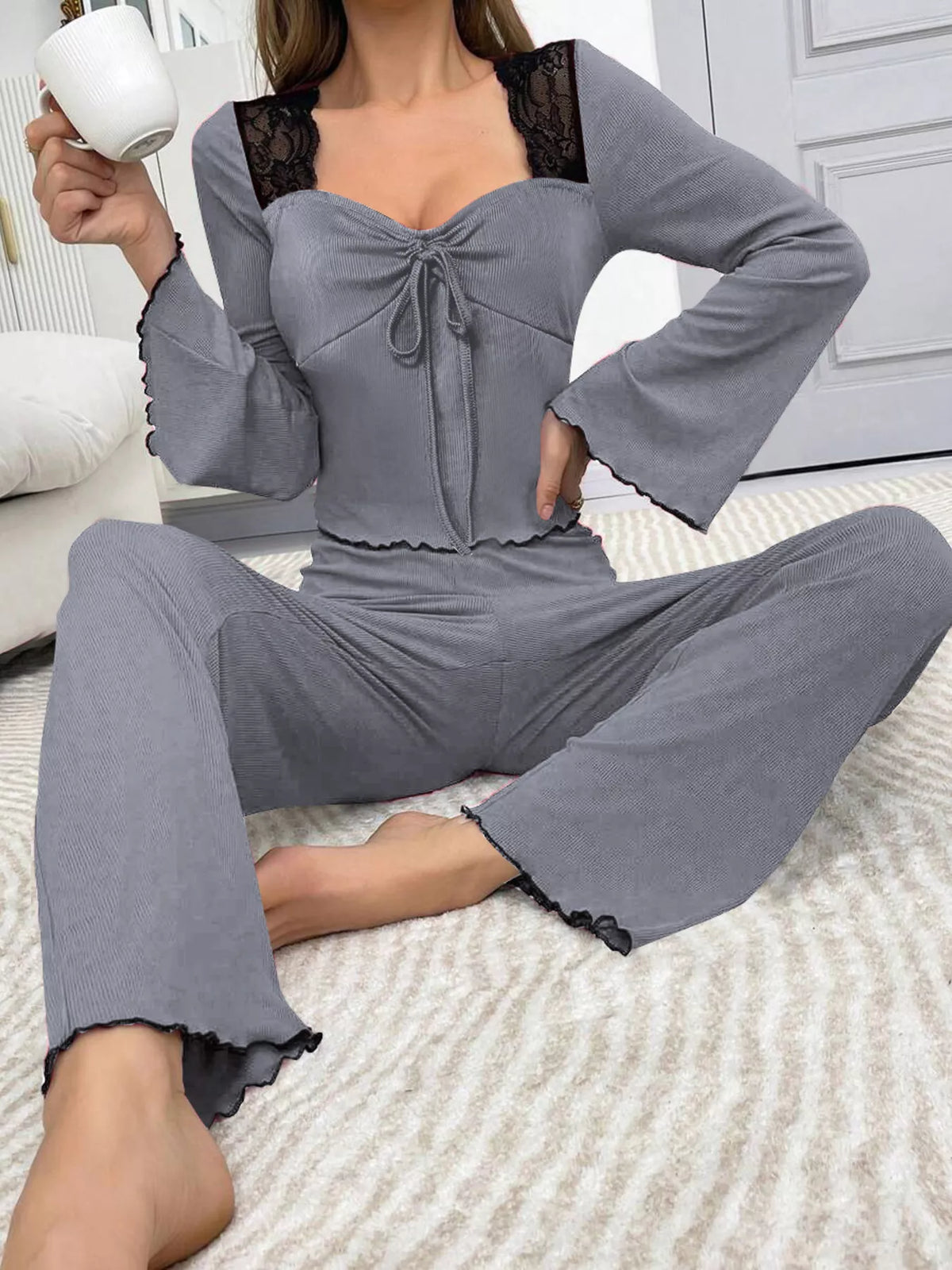 Conjunto Loungewear com Top de Mangas Evasê e Renda