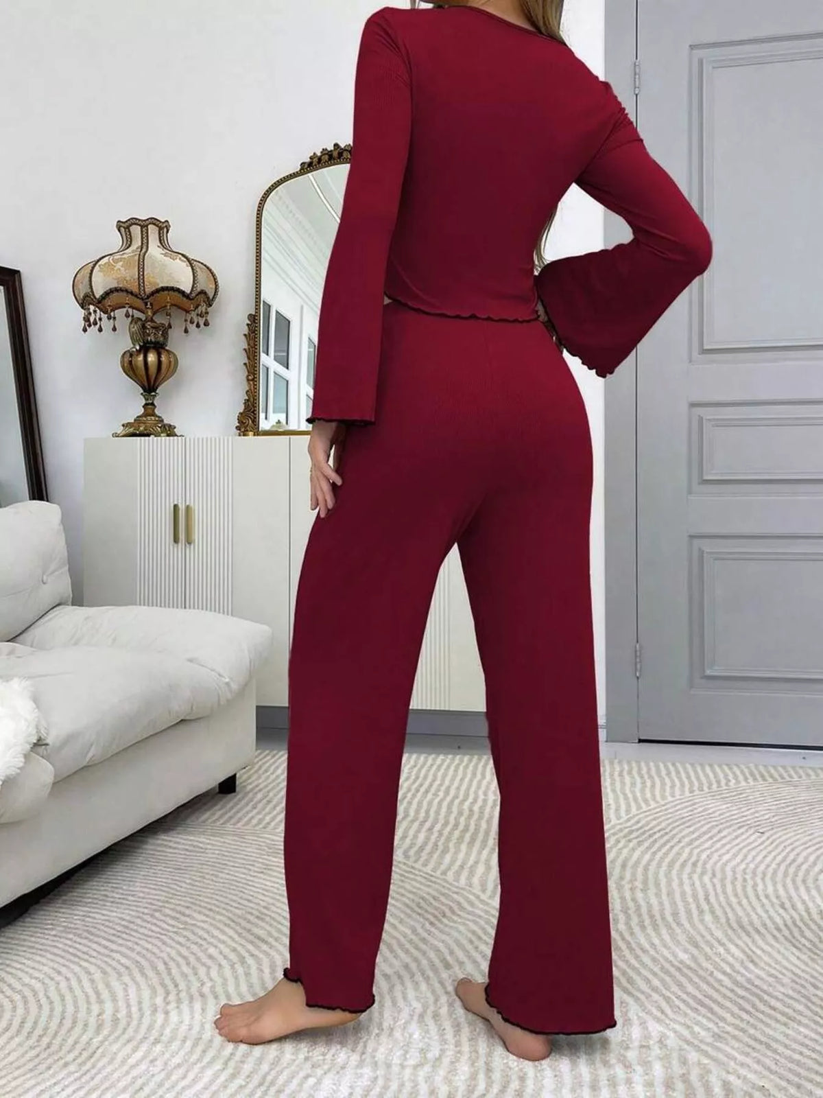Conjunto Loungewear com Top de Mangas Evasê e Renda