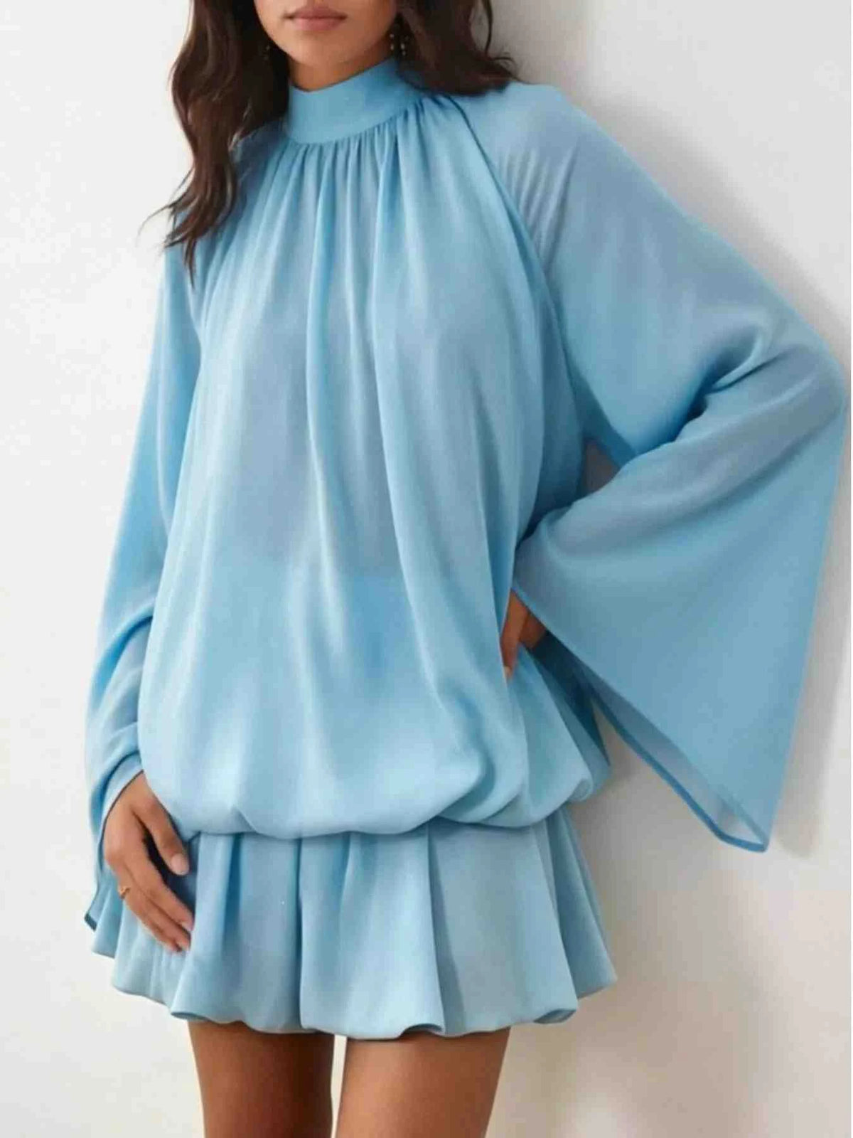 Vestido Mini com Mangas Boca de Sino e Laço Atrás