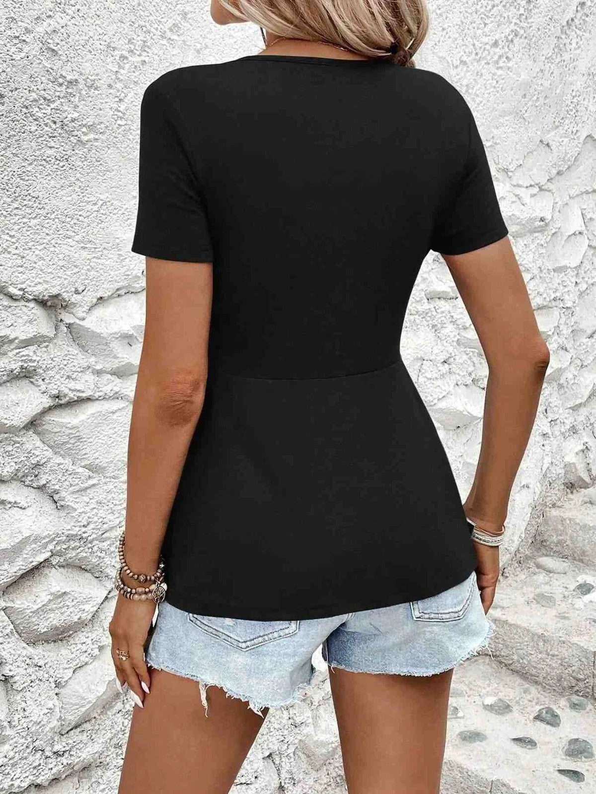 T-shirt com Decote em V e Torção