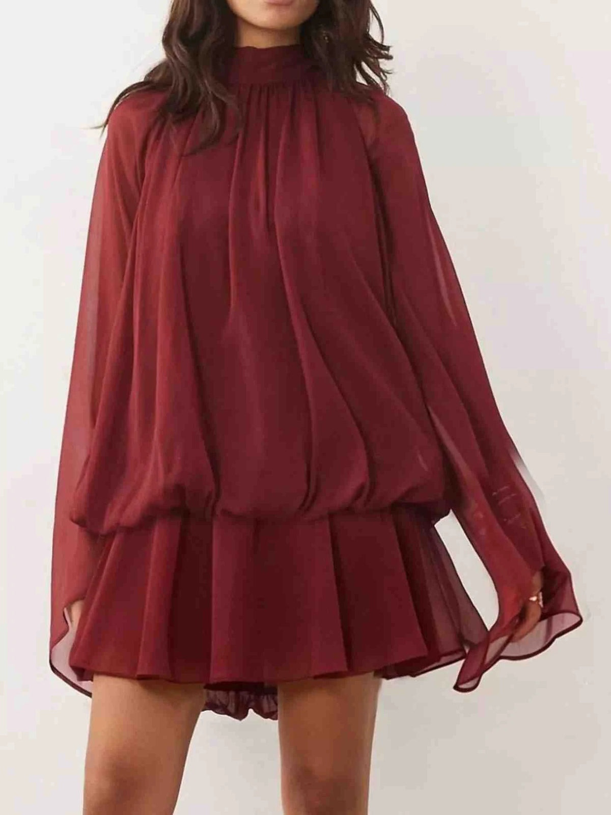 Vestido Mini com Mangas Boca de Sino e Laço Atrás