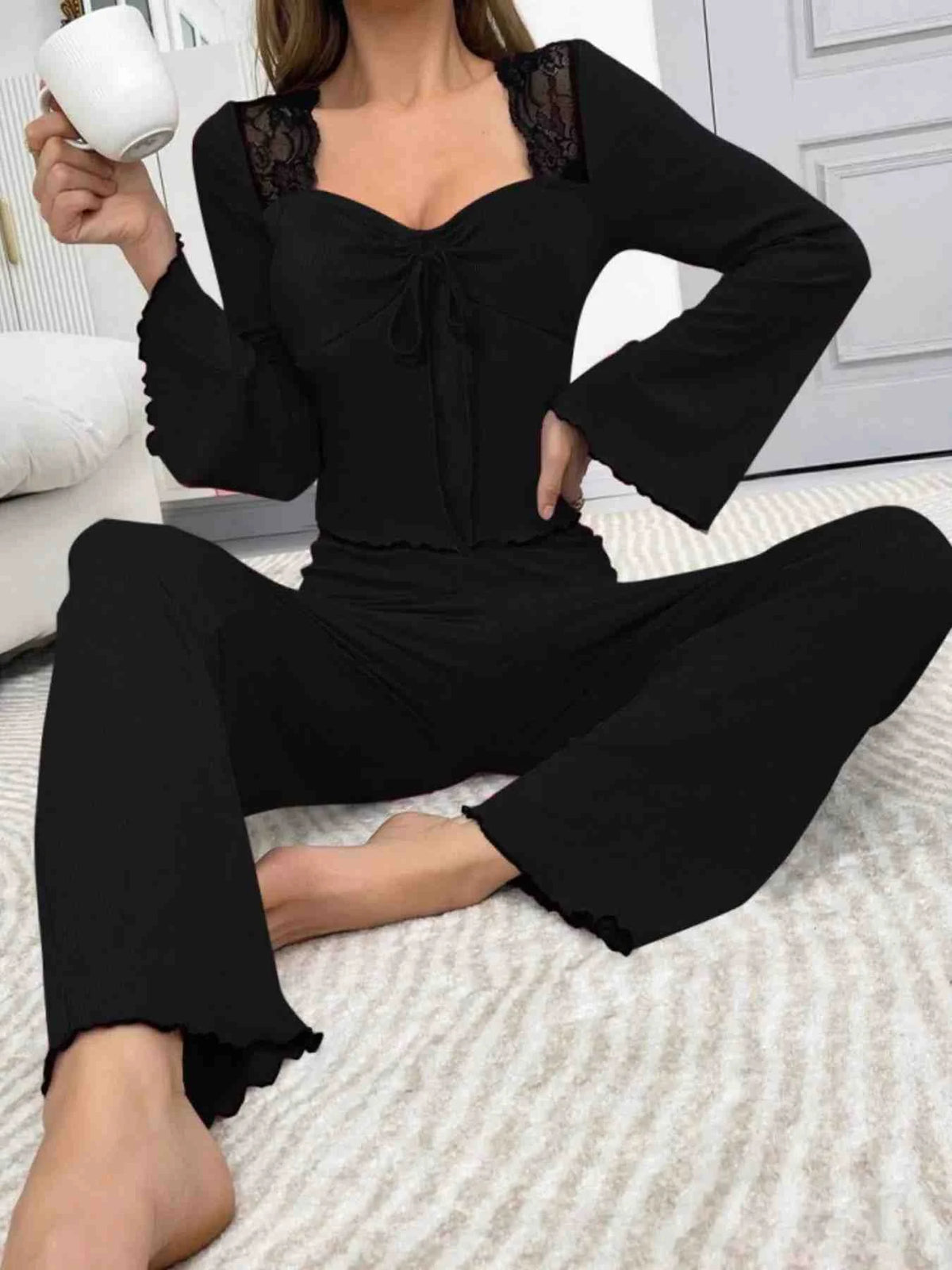 Conjunto Descontraído com Top de Renda e Mangas Boca de Sino