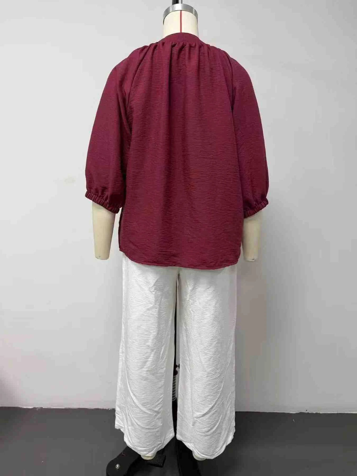Conjunto Blusa com Gola Entalhada e Calças de Perna Larga