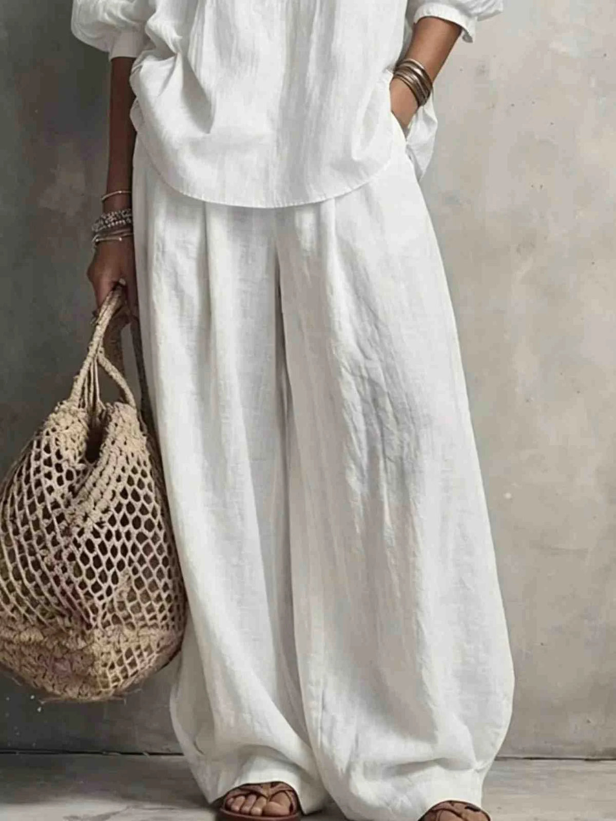 Conjunto Blusa com Gola Entalhada e Calças de Perna Larga