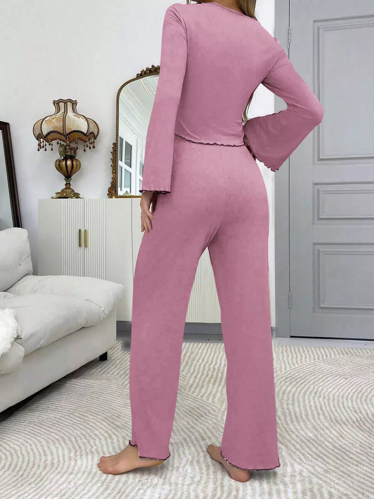 Conjunto Loungewear com Top de Mangas Evasê e Renda