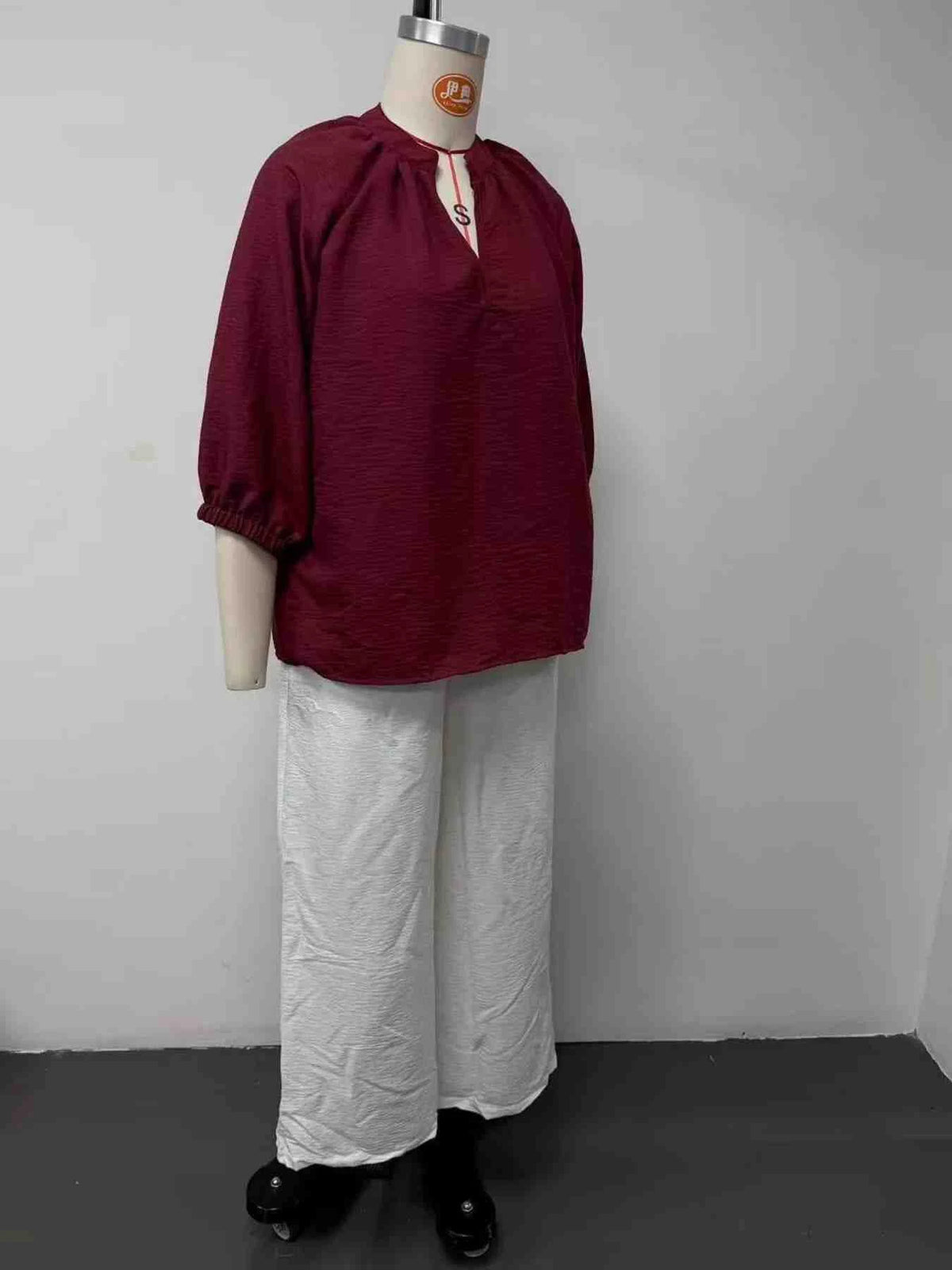 Conjunto Blusa com Gola Entalhada e Calças de Perna Larga