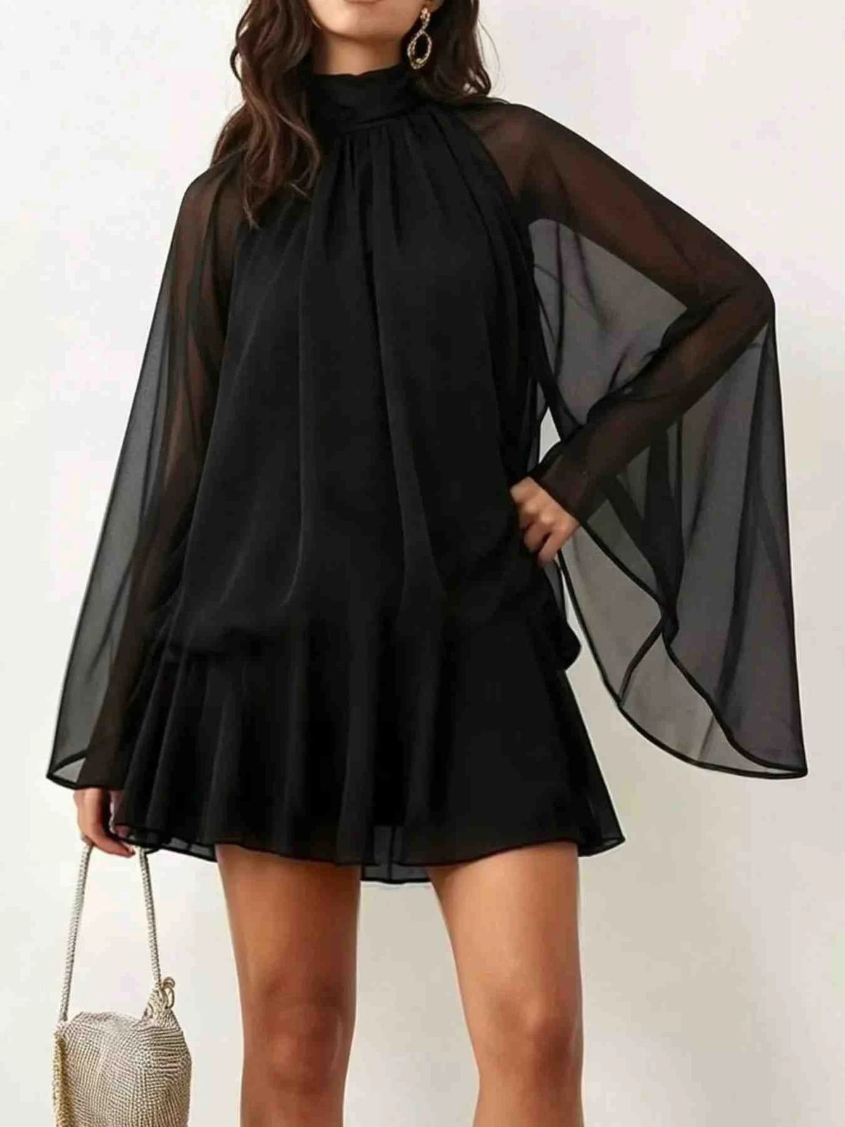 Vestido Mini com Mangas Boca de Sino e Laço Atrás