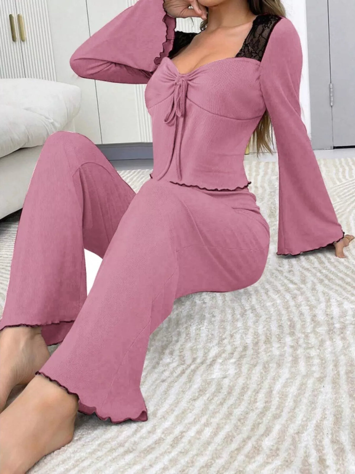 Conjunto Loungewear com Top de Mangas Evasê e Renda