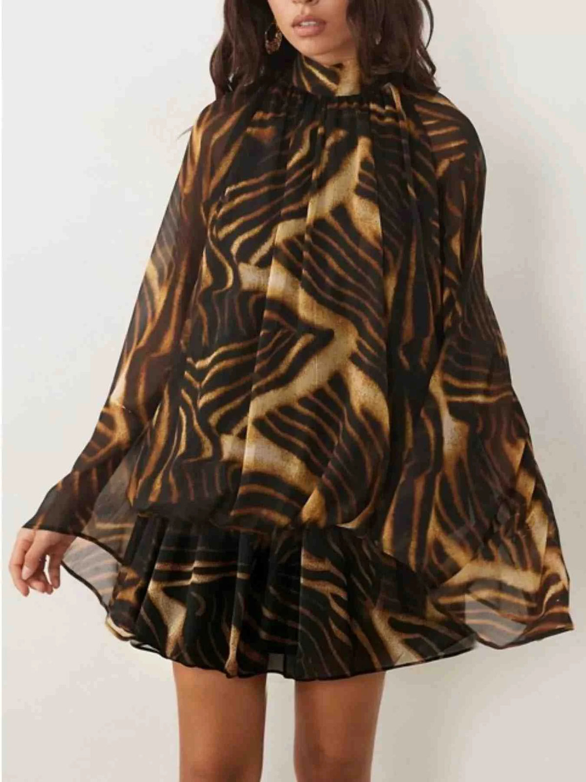 Vestido Mini com Mangas Boca de Sino e Laço Atrás