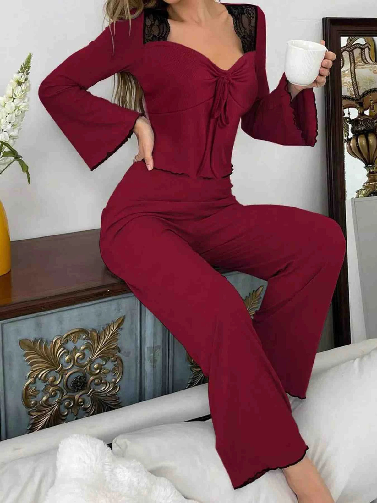 Conjunto Descontraído com Top de Renda e Mangas Boca de Sino