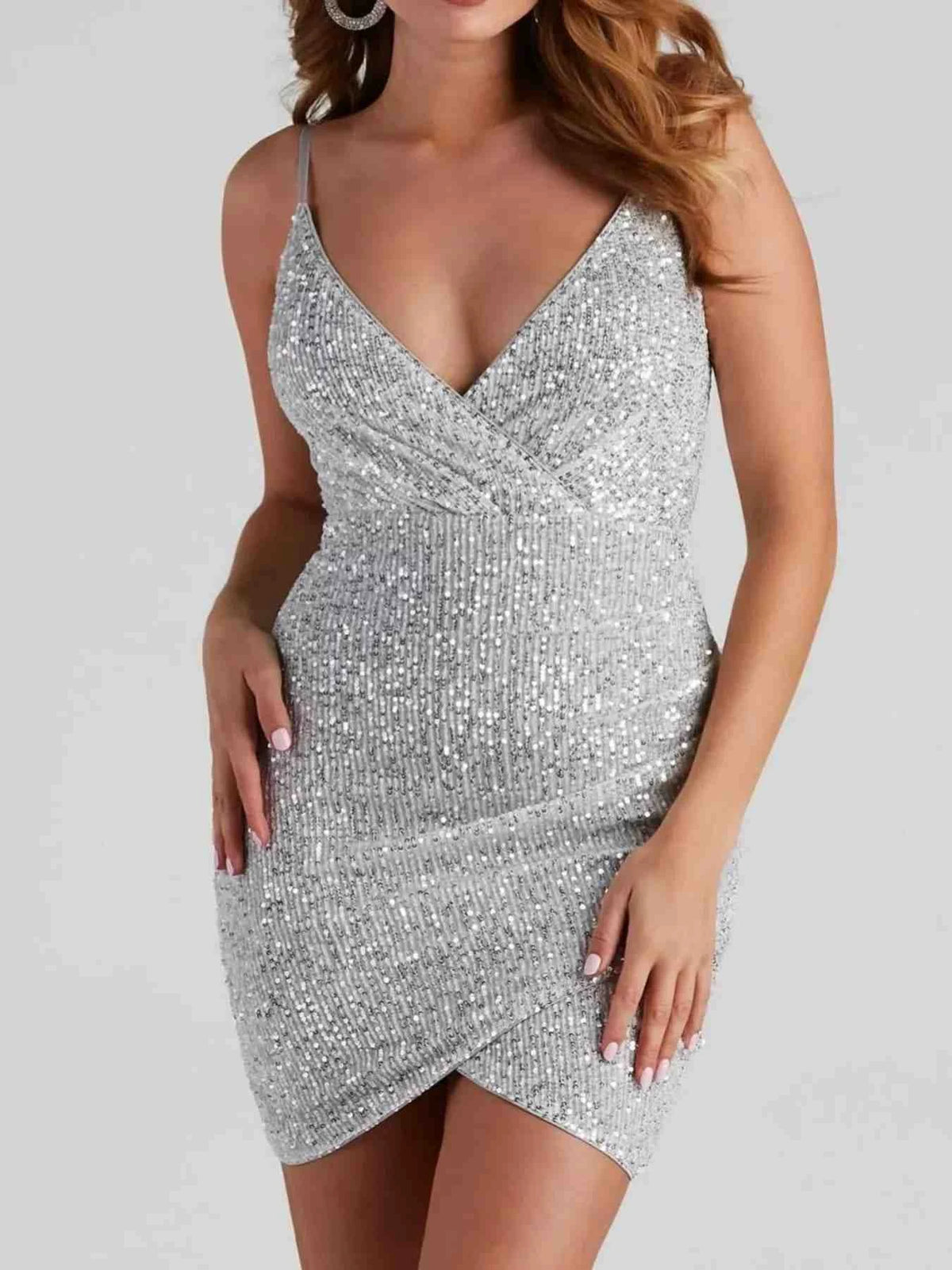 Vestido Mini Justo com Lantejoulas e Decote em V