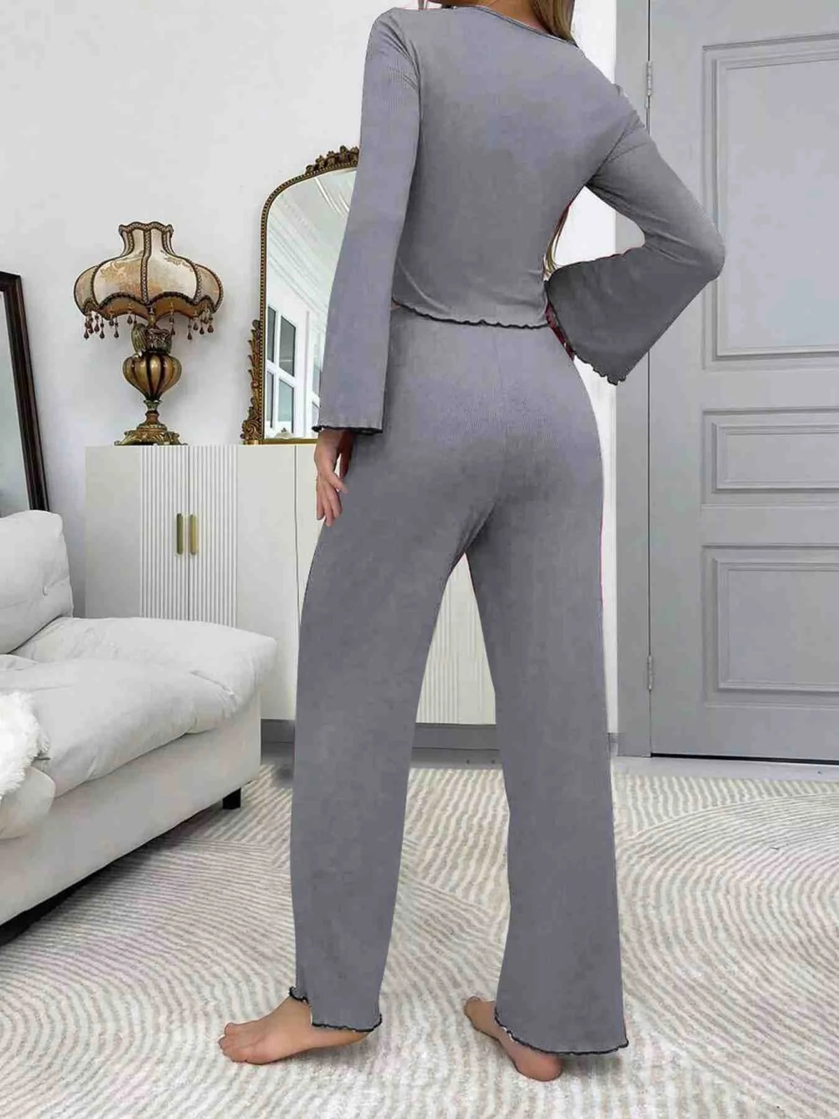 Conjunto Descontraído com Top de Renda e Mangas Boca de Sino