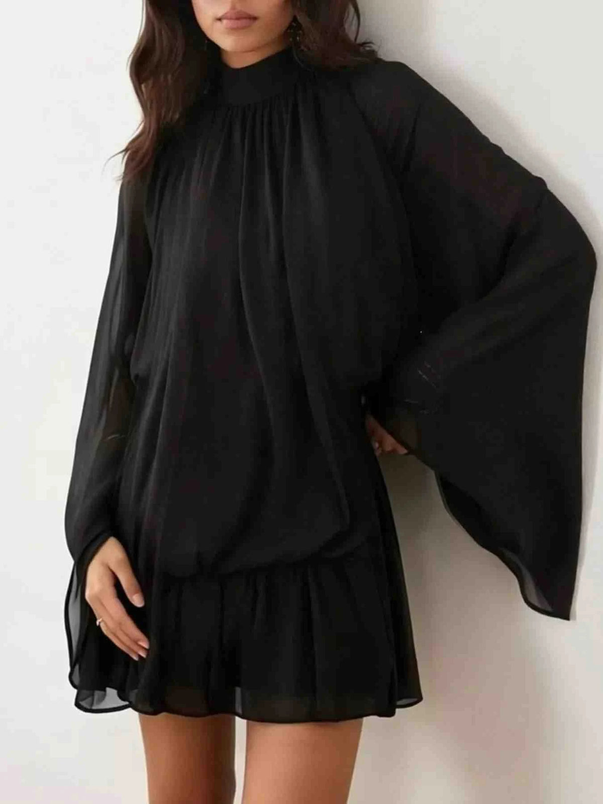 Vestido Mini com Mangas Boca de Sino e Laço Atrás