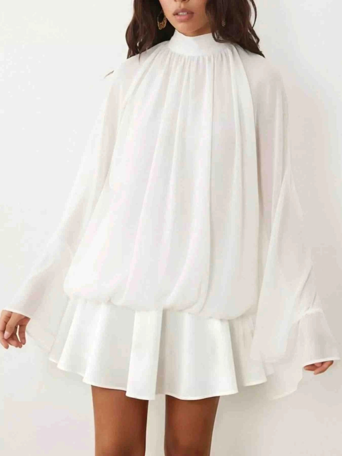 Vestido Mini com Mangas Boca de Sino e Laço Atrás