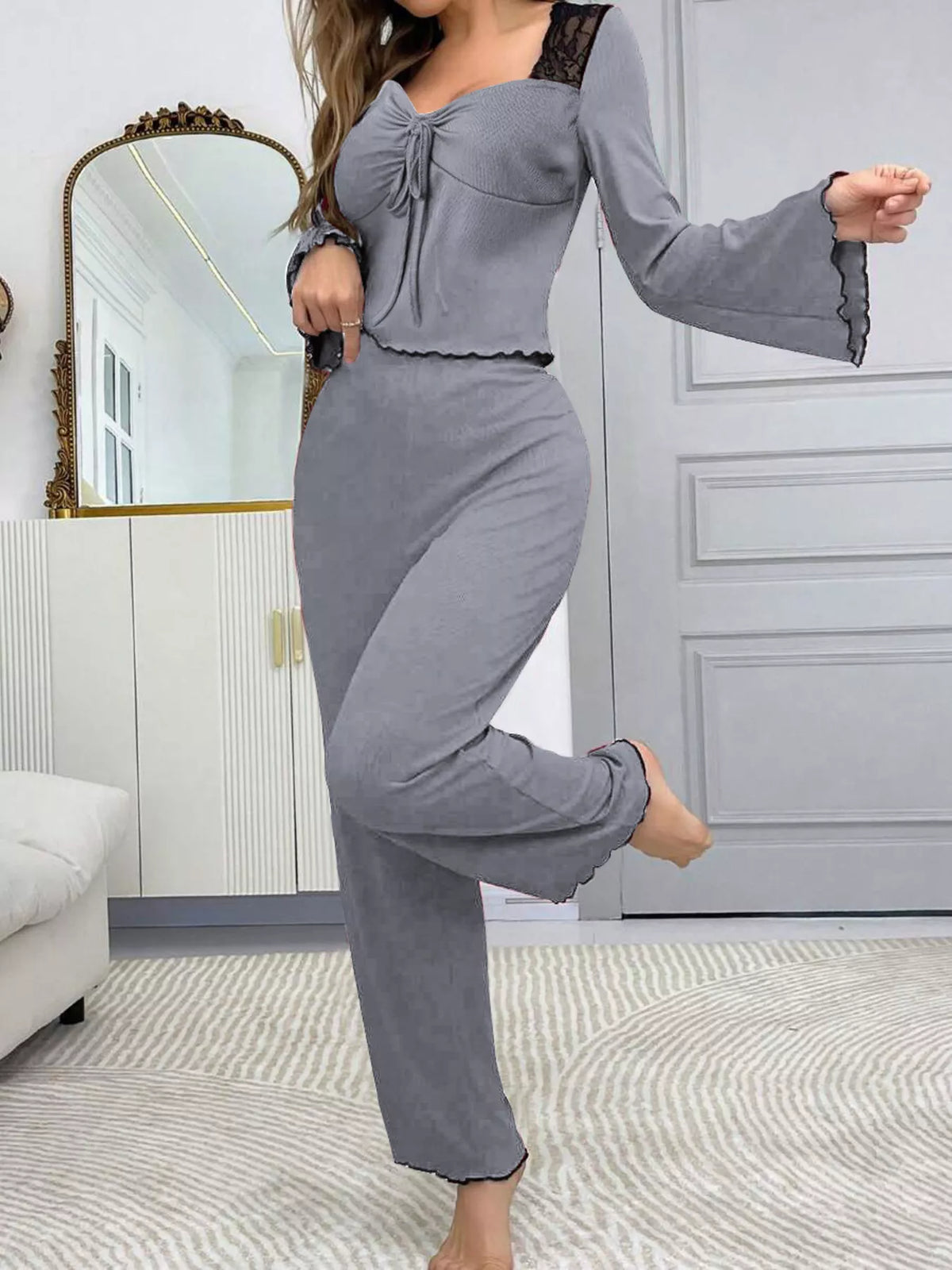 Conjunto Loungewear com Top de Mangas Evasê e Renda