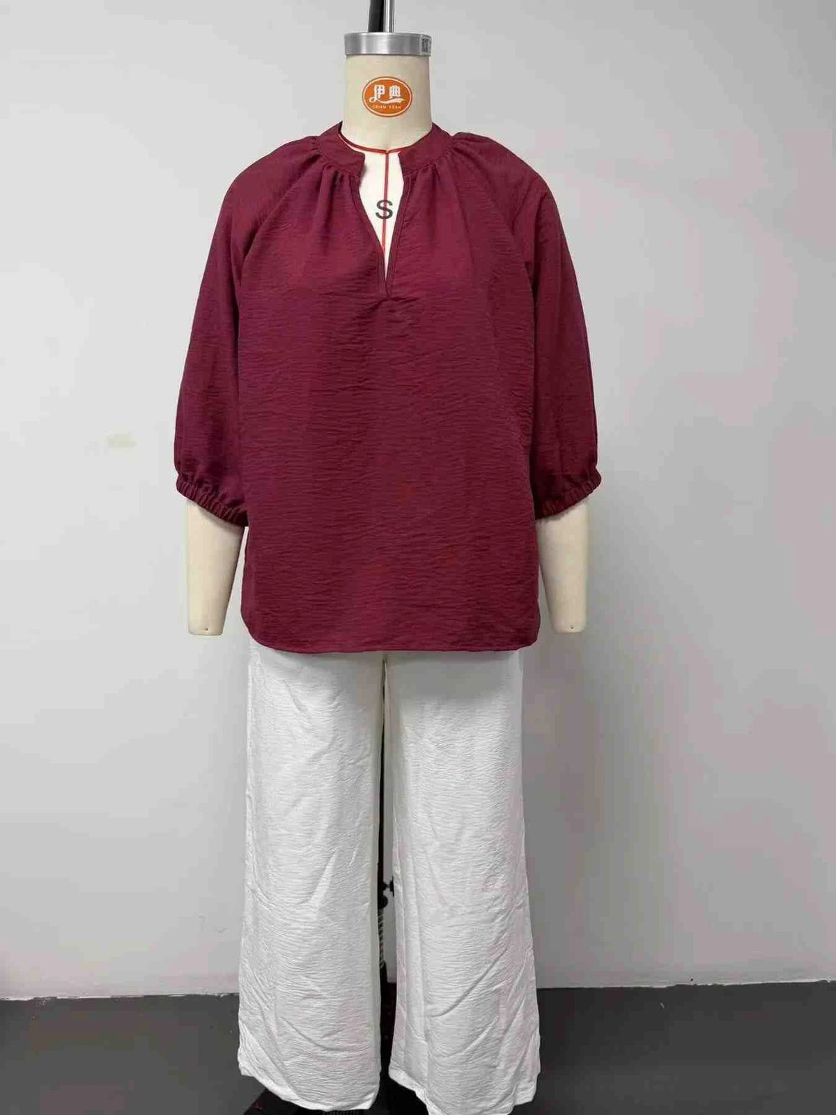 Conjunto Blusa com Gola Entalhada e Calças de Perna Larga
