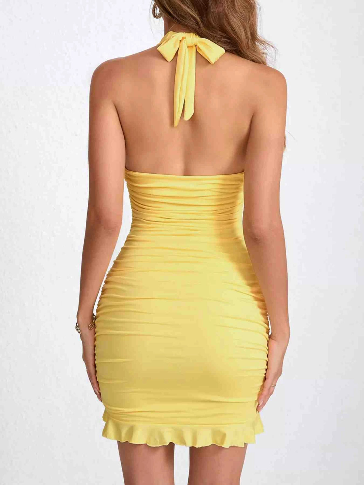 Vestido Mini Justo Franzido com Laço Atrás