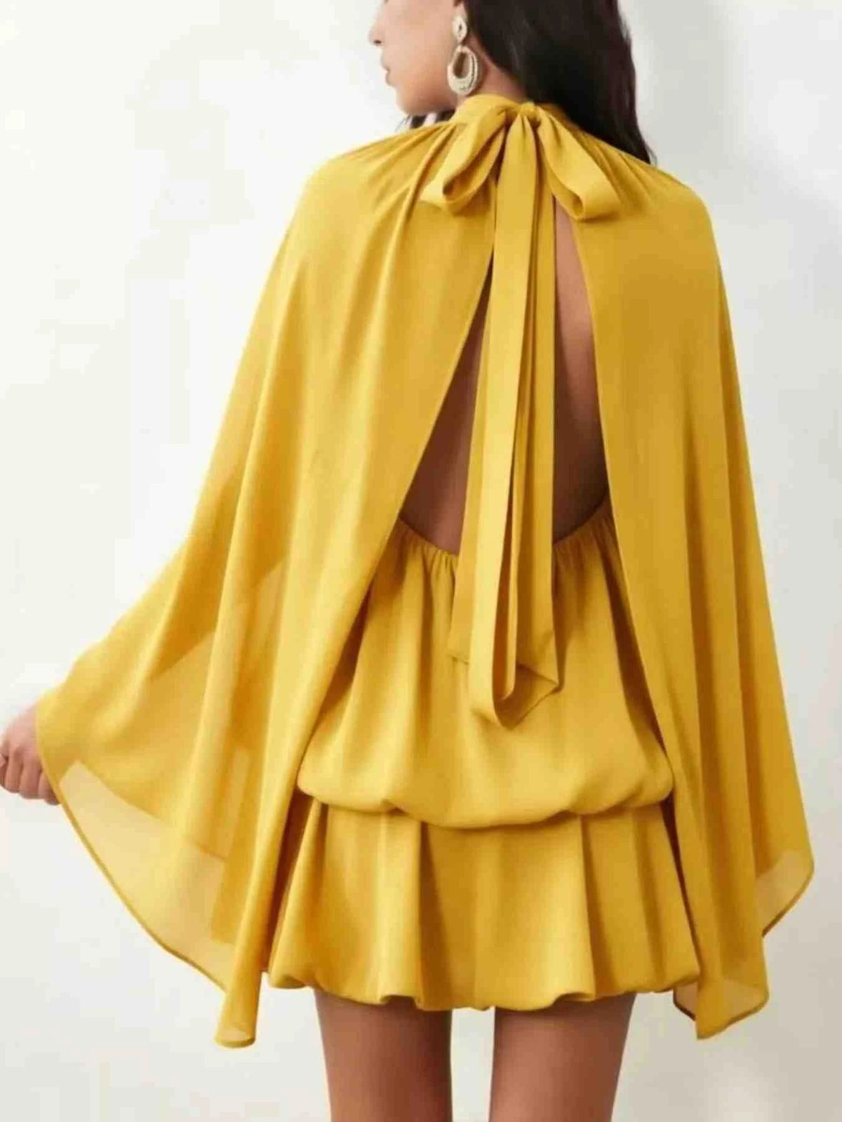 Vestido Mini com Mangas Boca de Sino e Laço Atrás