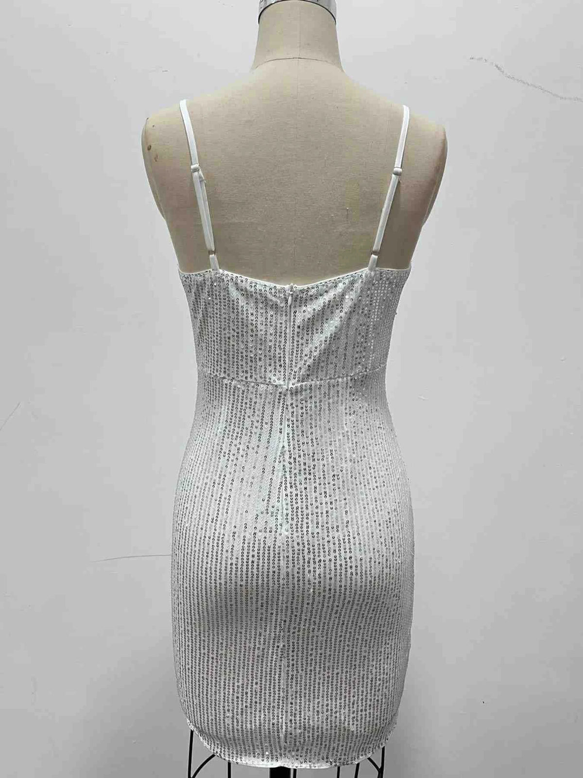 Vestido Mini Justo com Lantejoulas e Decote em V