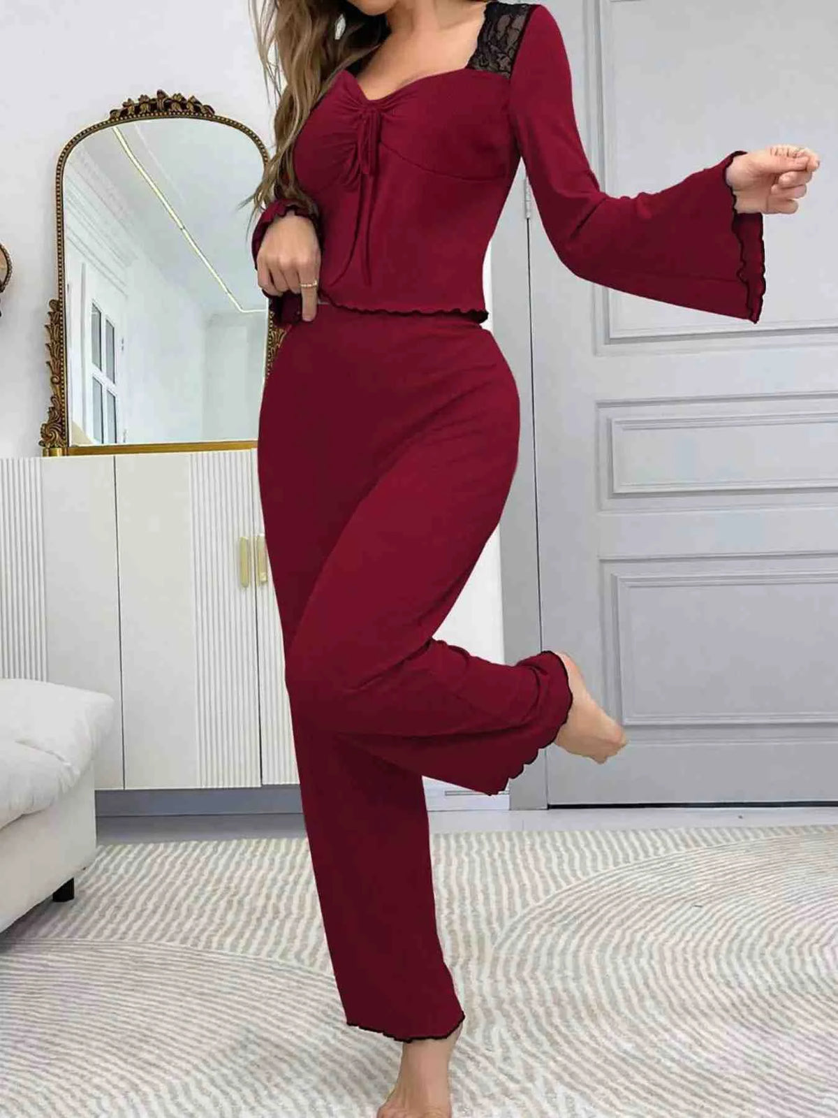 Conjunto Descontraído com Top de Renda e Mangas Boca de Sino