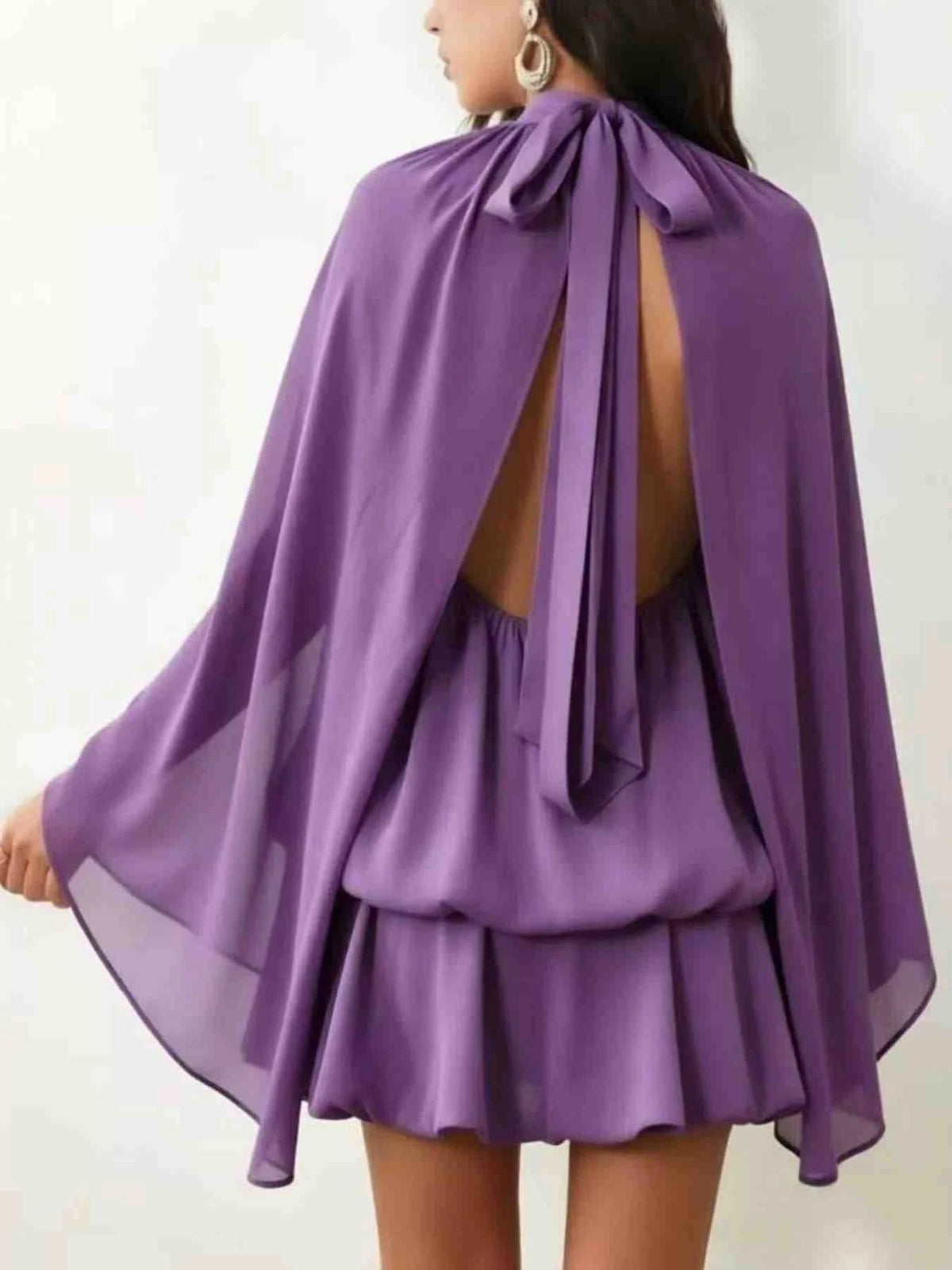 Vestido Mini com Mangas Boca de Sino e Laço Atrás