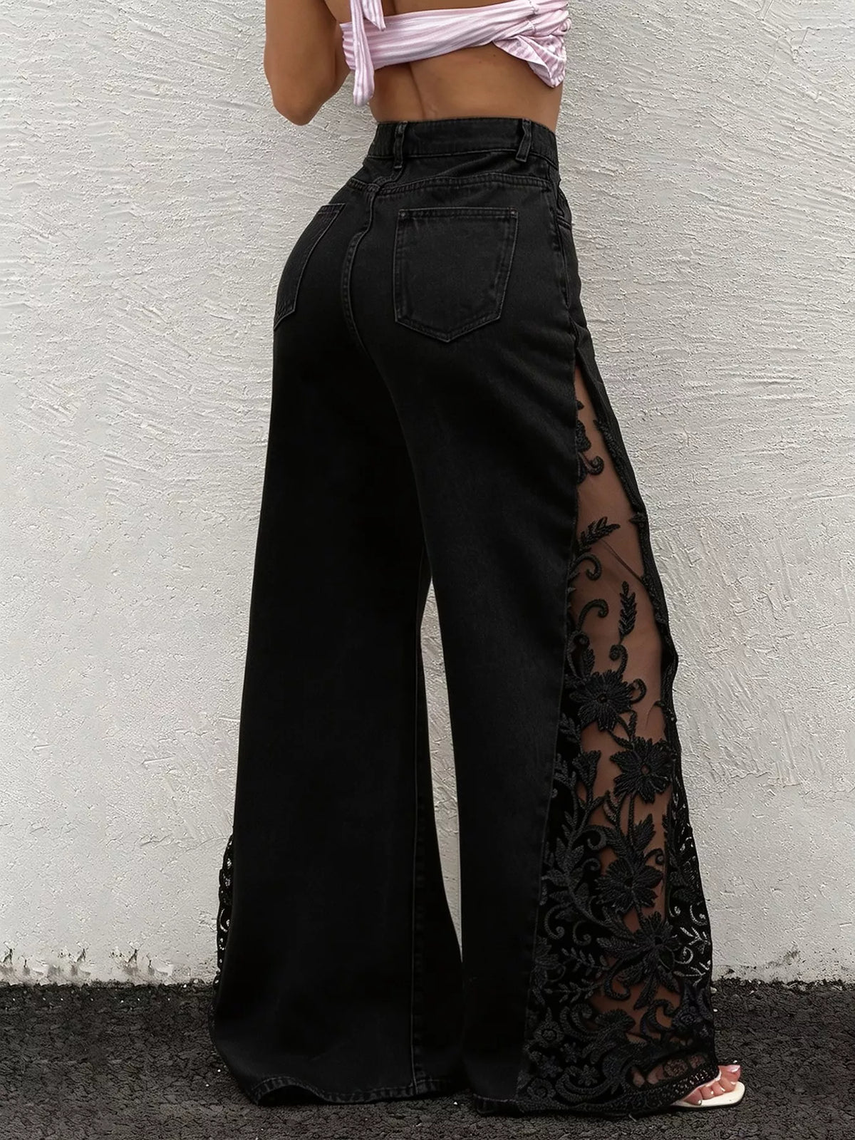 Jeans de Perna Larga com Detalhe de Renda