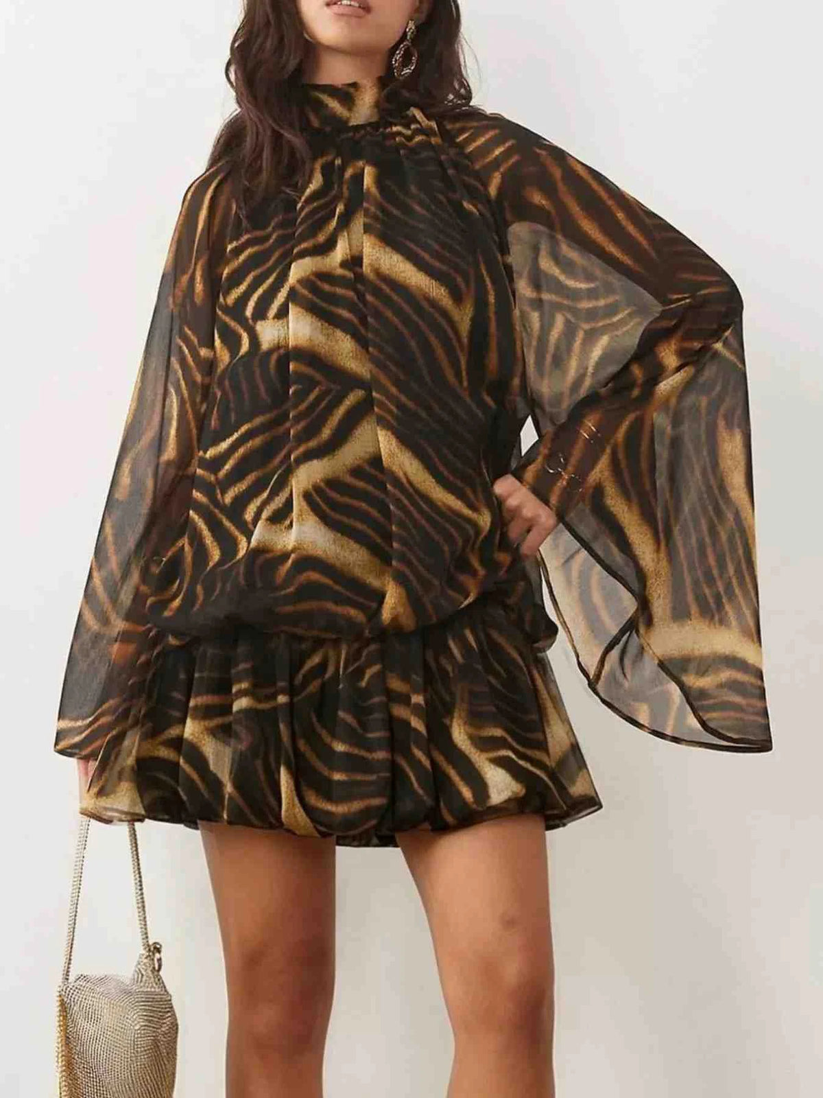 Vestido Mini com Mangas Boca de Sino e Laço Atrás