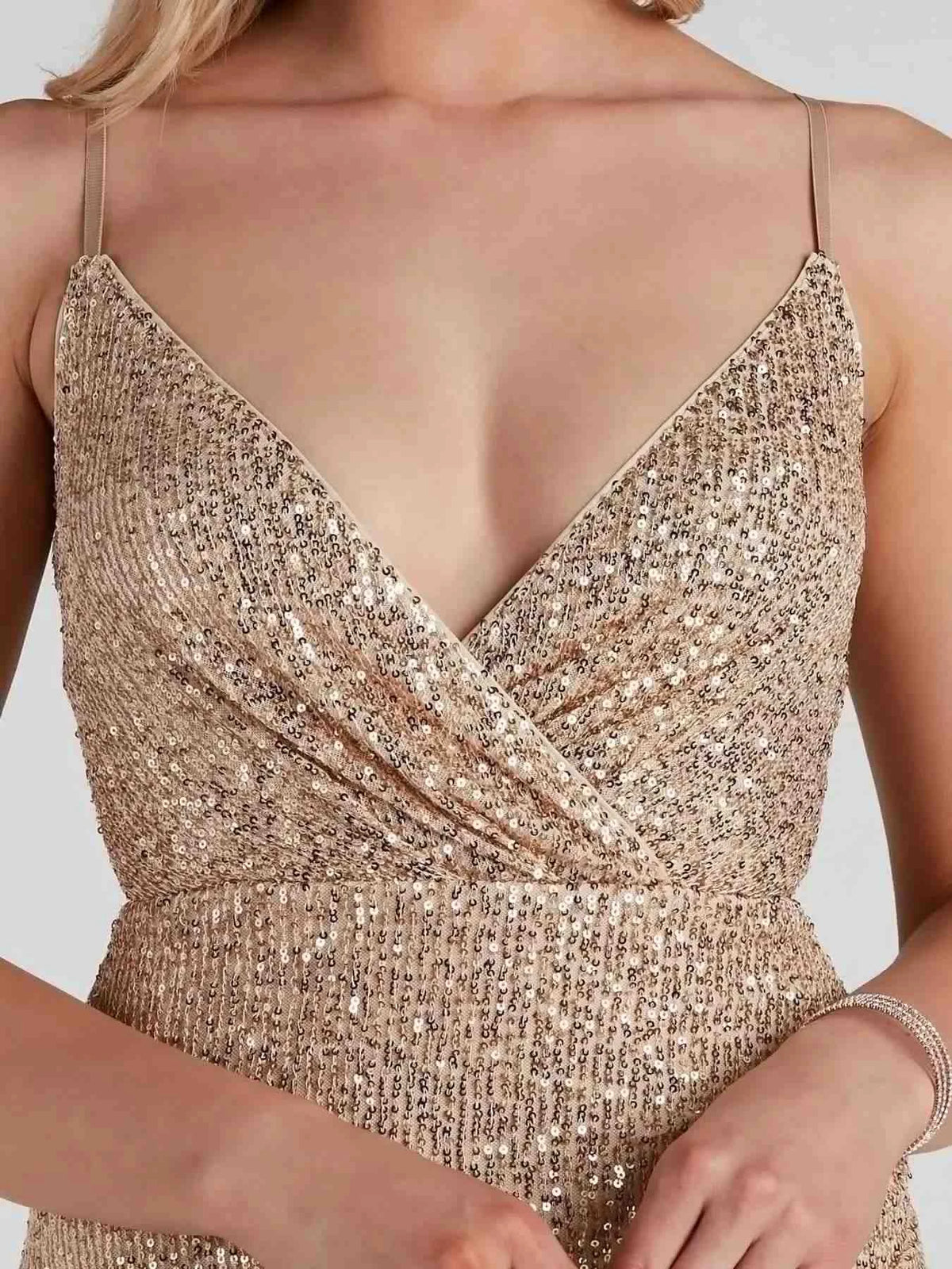 Vestido Mini Justo com Lantejoulas e Decote em V