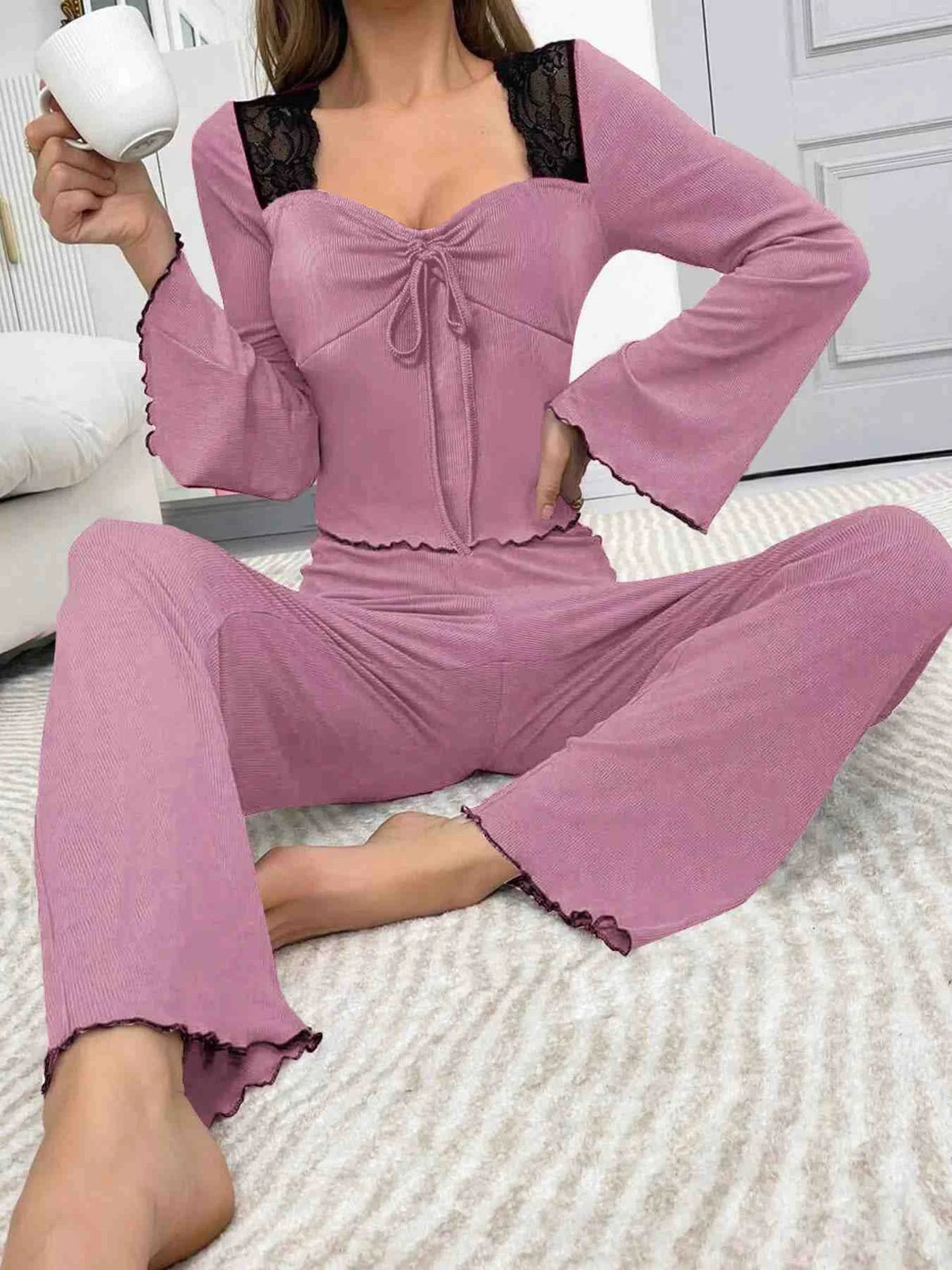 Conjunto Descontraído com Top de Renda e Mangas Boca de Sino
