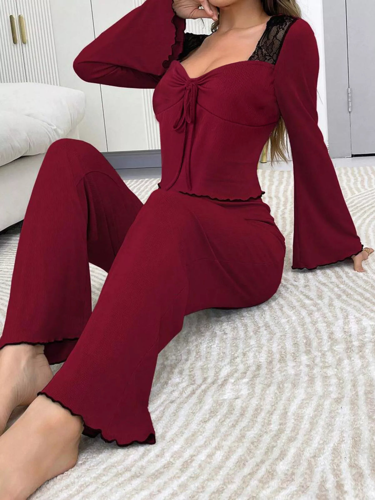 Conjunto Loungewear com Top de Mangas Evasê e Renda