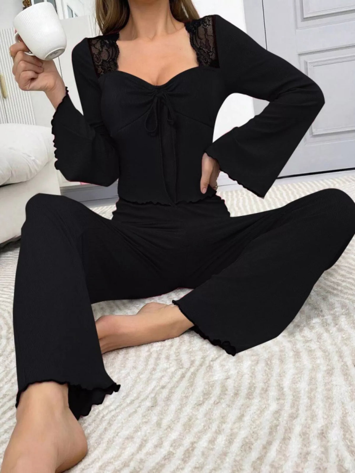 Conjunto Loungewear com Top de Mangas Evasê e Renda