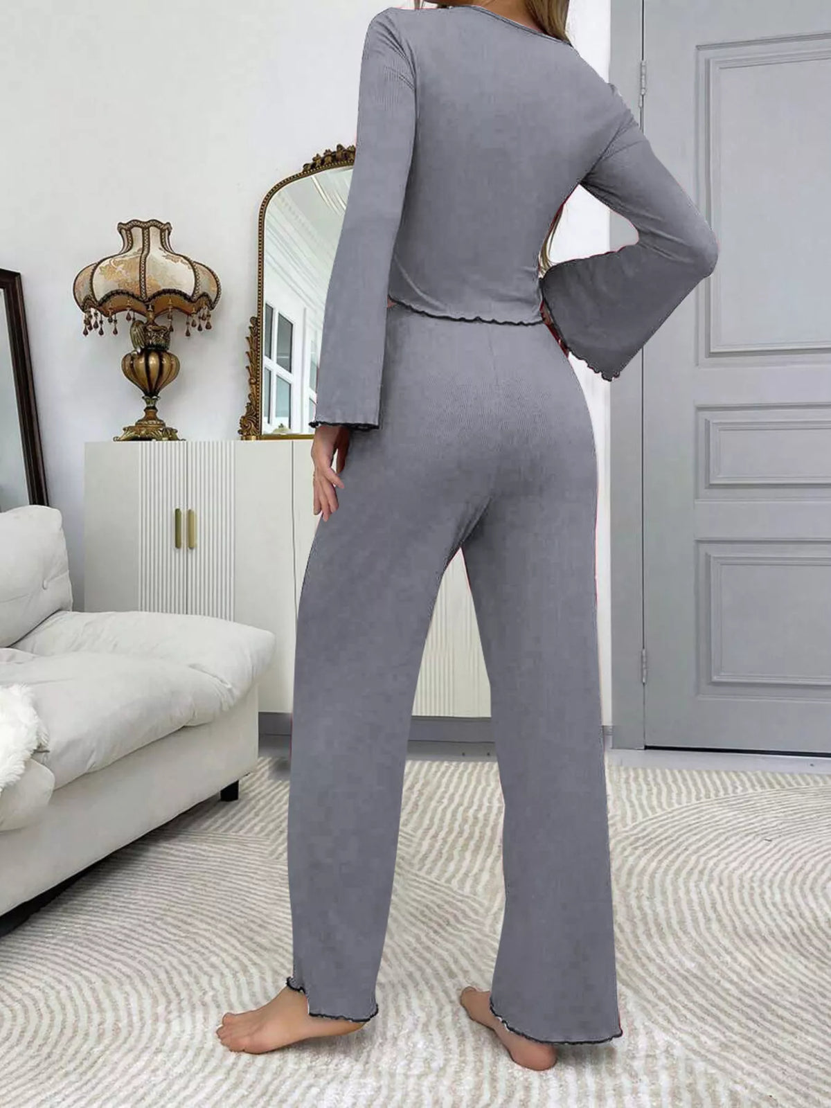 Conjunto Loungewear com Top de Mangas Evasê e Renda