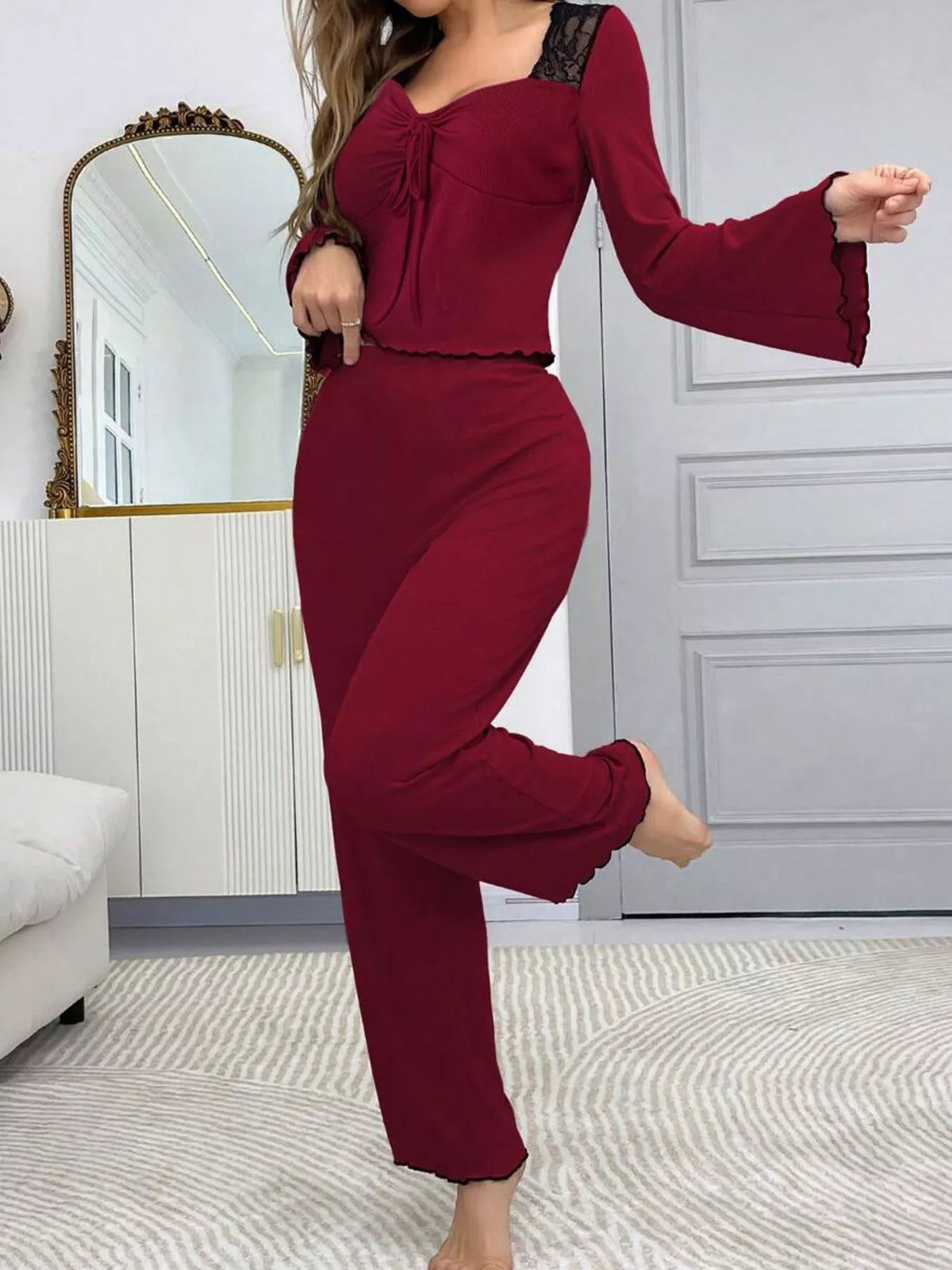 Conjunto Loungewear com Top de Mangas Evasê e Rendav