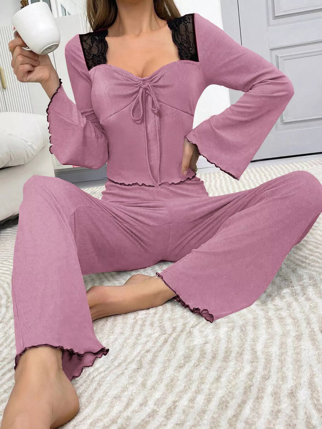 Conjunto Loungewear com Top de Mangas Evasê e Renda