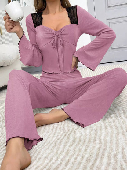 Conjunto Loungewear com Top de Mangas Evasê e Renda